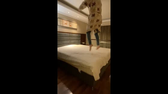 Man bumps his head while hopping onto bed in Tianjin, China