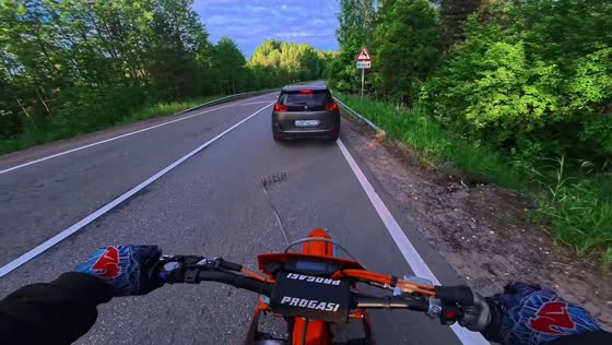 Vehicle coil spring falls onto road during motorcycle tow in Leningrad Region, Russia