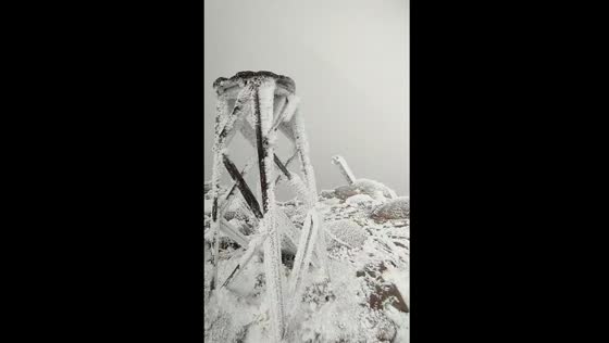 Rare snowfall blankets Cerro Tres Picos amidst fog in Buenos Aires