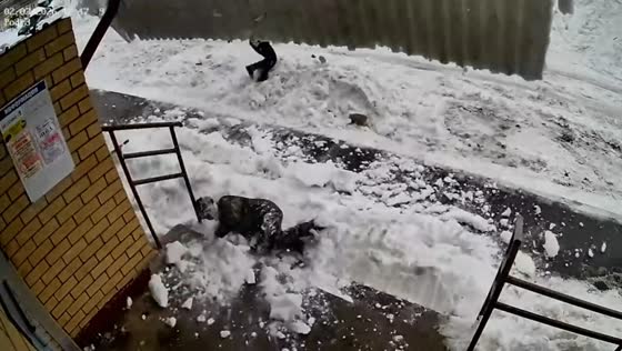 Large chunks of snow fall from roof onto pedestrians in Novocheboksarsk, Russia