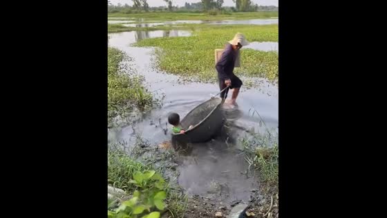 Adult pulls child in bucket, child falls into water in Chon Buri
