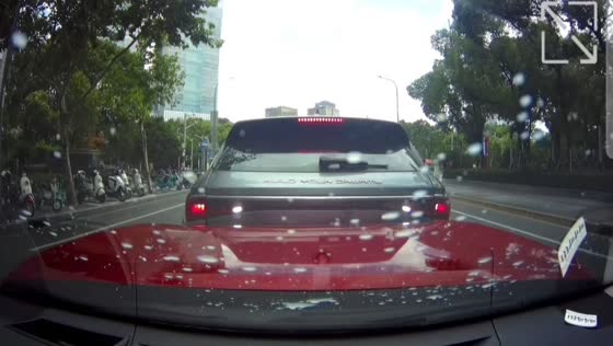 Reversing car causes rear-end collision at stoplight in Shanghai, China
