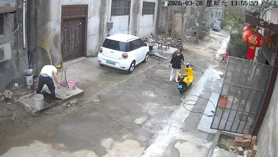 Man falls into canal after stepping on broken cover in Jiangsu, China