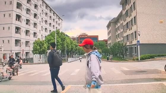 Girl bows to driver after recovering dropped phone at intersection in Hunan, China