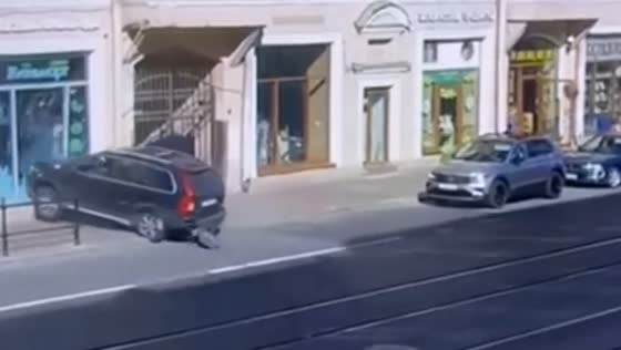 Volvo driver crashes into store window, hitting courier in St. Petersburg