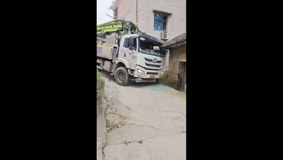 Truck hits roof while struggling on narrow downhill curve in Chongqing, China