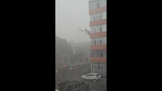 Solar heater crashes onto road during sudden storm in Taiyuan, Shanxi, China