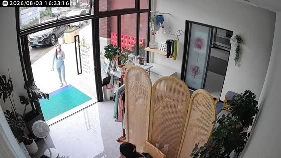 Woman slips while entering establishment in Guangdong, China