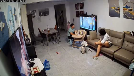 Fish jumps out of tank startling family in Shandong, China