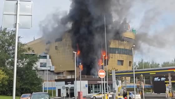 Fire engulfs Rio shopping center in Moscow