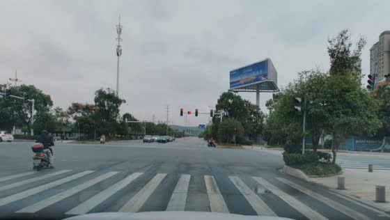 Black car hits two motorcycles and drives away from an intersection in Hunan, China