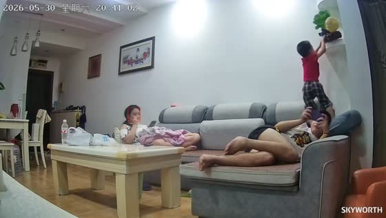 Child accidentally drops vase on father's head in Chongqing, China