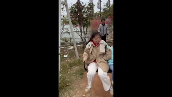 Girl falls from swing after strong push in Guangdong, China
