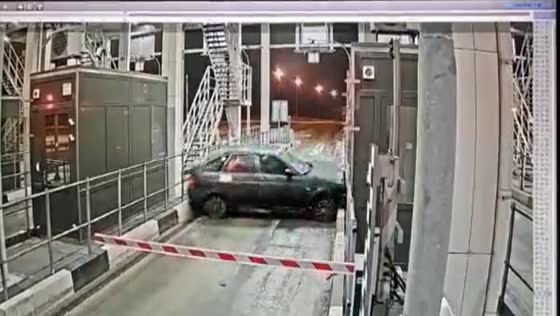 Driver flees after Lada Priora crashes at toll booth on M-4 Don Highway in Voronezh Region, Russia