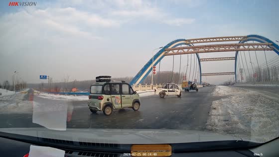 Snowy synchronicity: three cars glide into U-turn simultaneously in Henan Province