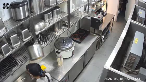 Metal bucket falls on worker in kitchen mishap at bubble tea shop in Anhui, China
