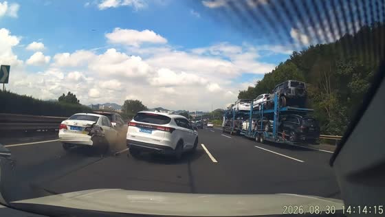 Multi-vehicle collision unfolds on highway in Hangzhou, China
