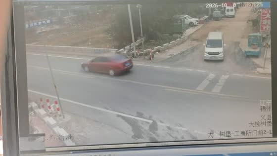 Two trucks collide while passing through an intersection in Liaoning, China