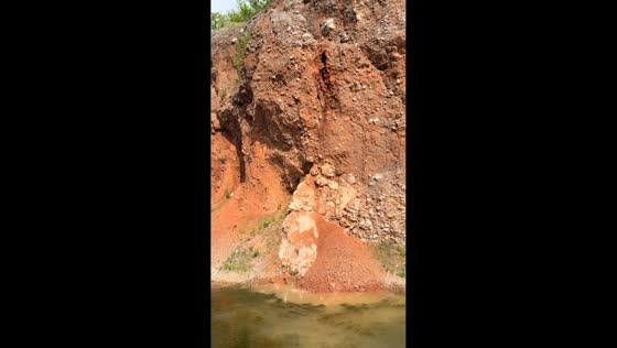 Landslide causes hillside collapse into water in Jiangsu, China
