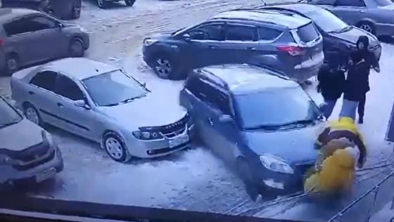 Skoda driver runs over couple on Dzerzhinsky Avenue in Novosibirsk