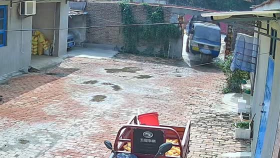 Cargo tricycle strikes concrete arch before wall collapses in Shandong, China