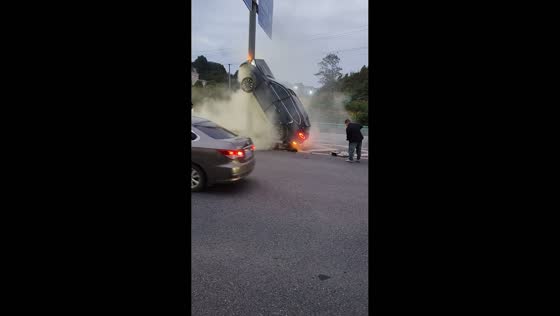 Car crashes into streetlight and catches fire in Jiangxi, China