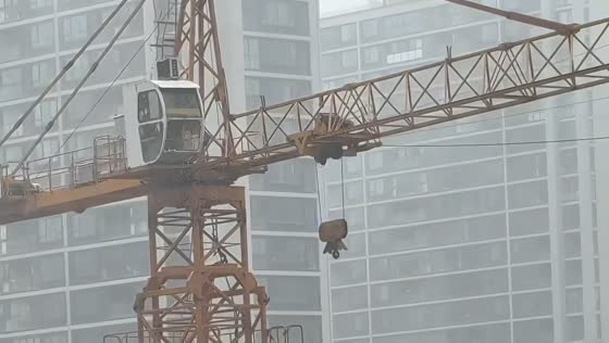 Tower crane spins wildly as Typhoon Bavi lashes Zhejiang, China
