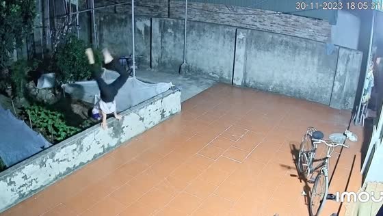 Person falls after balancing on wall in Hanoi CCTV footage