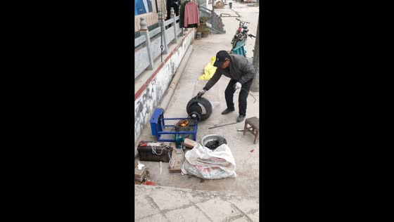Old man spills popcorn while using traditional machine in Henan, China