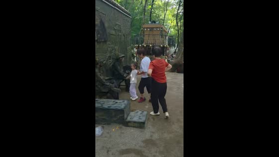Women get startled by men pretending to be statues on bench in Heilongjiang, China
