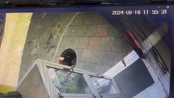 Woman falls into manhole while using phone in Guaranda, Ecuador