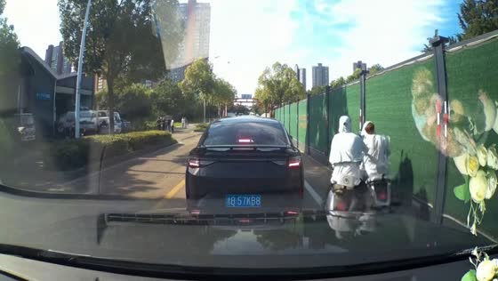 Speeding scooter collides with another during lane split attempt in Hubei, China