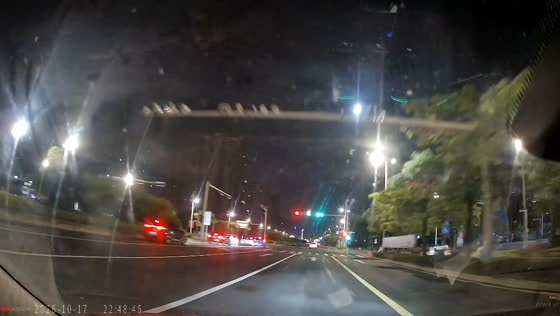 E-scooter rider suddenly stops at intersection, forcing driver to swerve in Guangxi, China