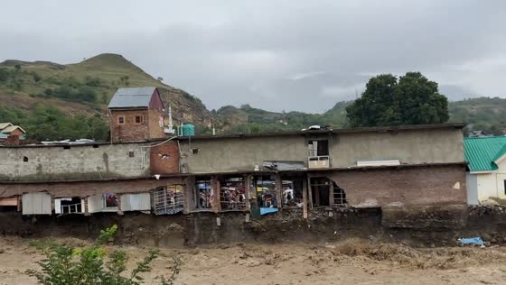Commercial complex collapses into floodwaters in Kashmir, India