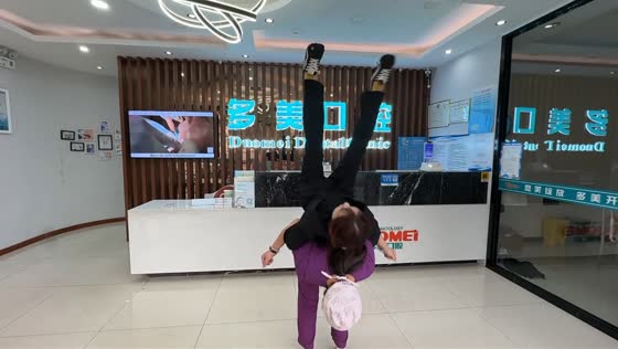 Acrobatic exercise ends in funny fall in Hebei, China
