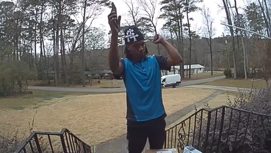 Amazon driver dances after delivery and receives a gift card