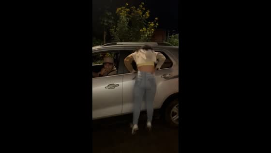 Woman fails to get inside car through window in Armenia, Colombia