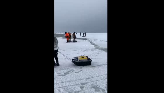 Eyewitness video captures fishermen jumping from breaking ice floe in Primorye, Russia